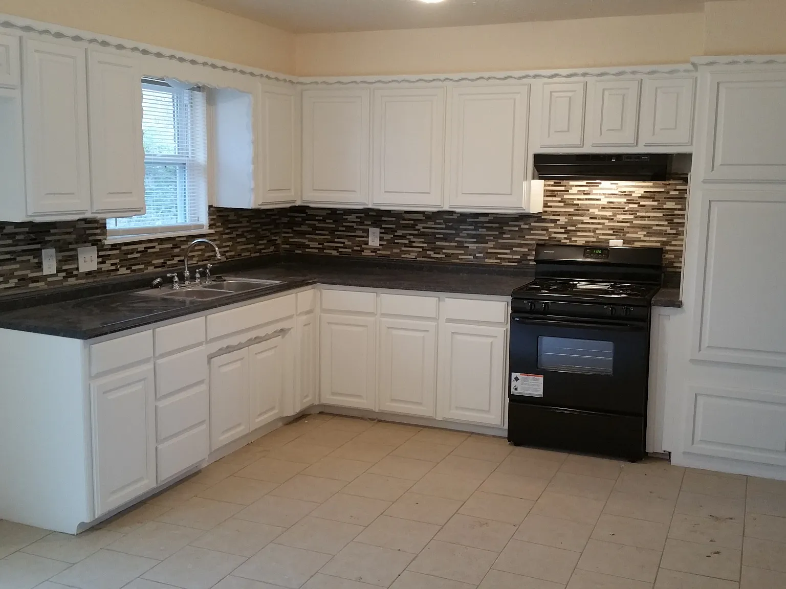 3 bed, 1.5 bath, 1365 sqft, $1,300 — Photo 3