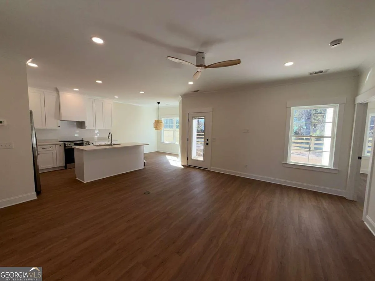 3 bed, 2.5 bath, 1418 sqft, $2,450 — Photo 3