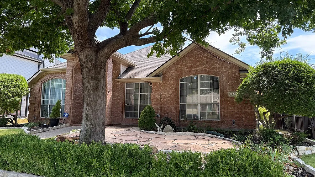 4 bed, 2.0 bath, 2071 sqft, $2,700 — Photo 3