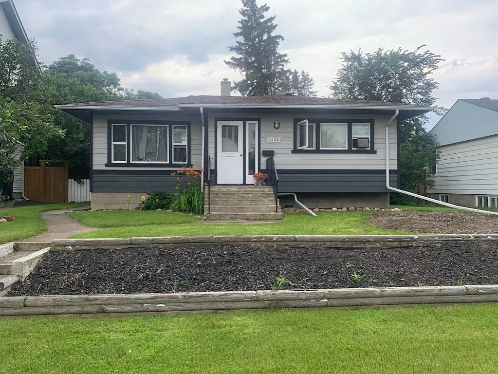 Charming 2-Bedroom House with Detached Garage in Strathearn 9538-86 Street — Photo 1