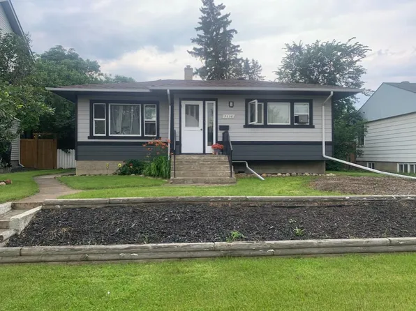 9538 86th St NW, Edmonton, AB T6C 3E9