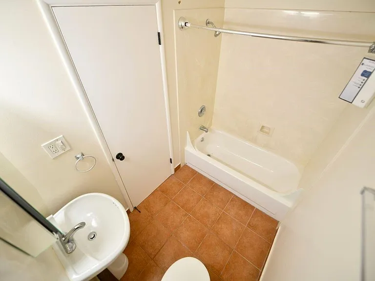 5390 Broadway — Photo 28