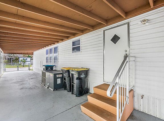 4th image of 2531 Chatham Way NE