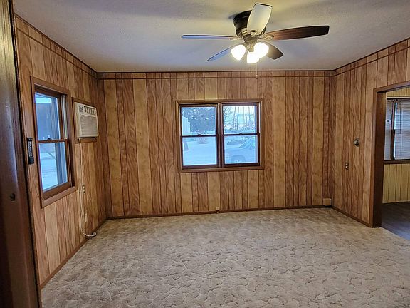 4th image of 209 Maple St