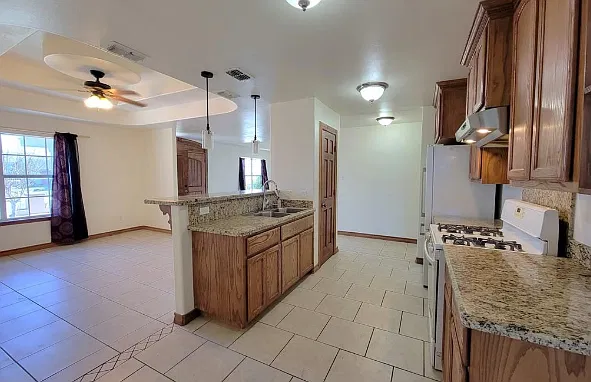 5 bed, 2115 sqft, $1,950 — Photo 3