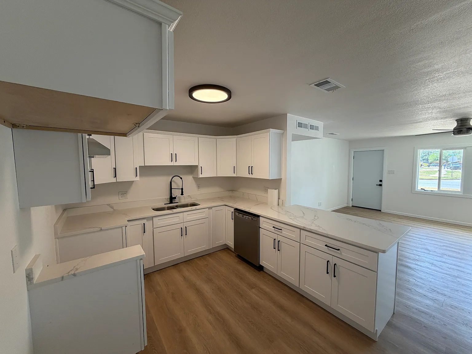3 bed, 2032 sqft, $2,100 — Photo 2