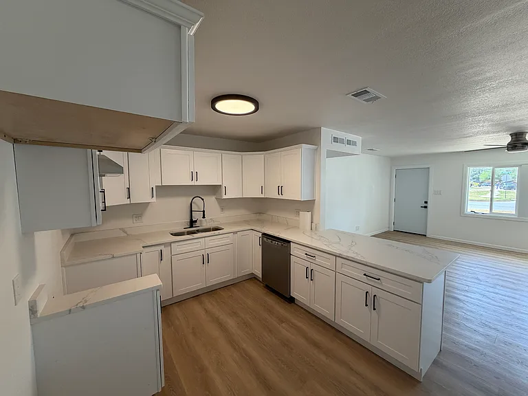 1717 S Washington Ave — Photo 2