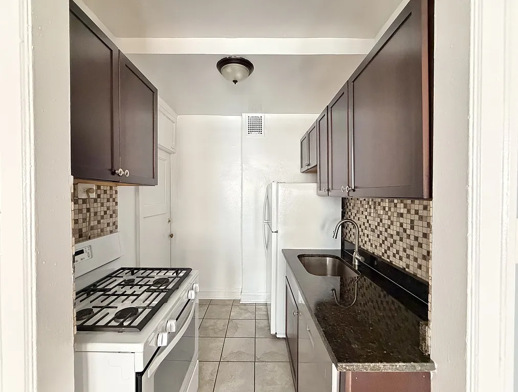 Delightful 1 Bed, 1 Bath at Estes + Glenwood (Rogers Park) — Photo 2