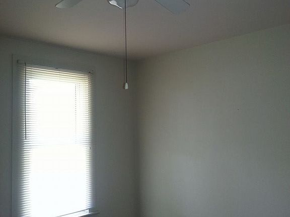 middle bdrm fan, lg. closet