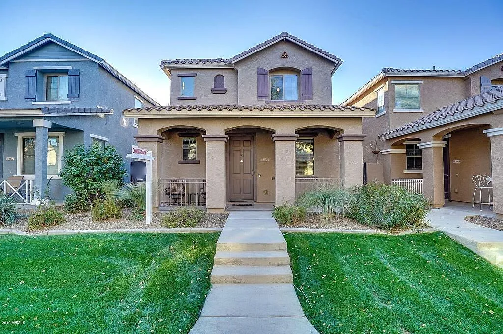 3 bed, 2.5 bath, 1600 sqft, $2,300 — Photo 1