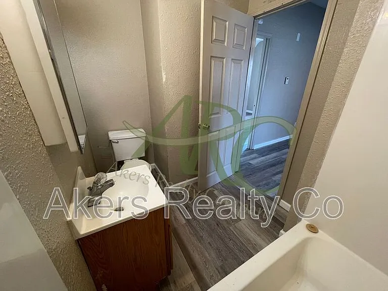511 W 12th St #D — Photo 8
