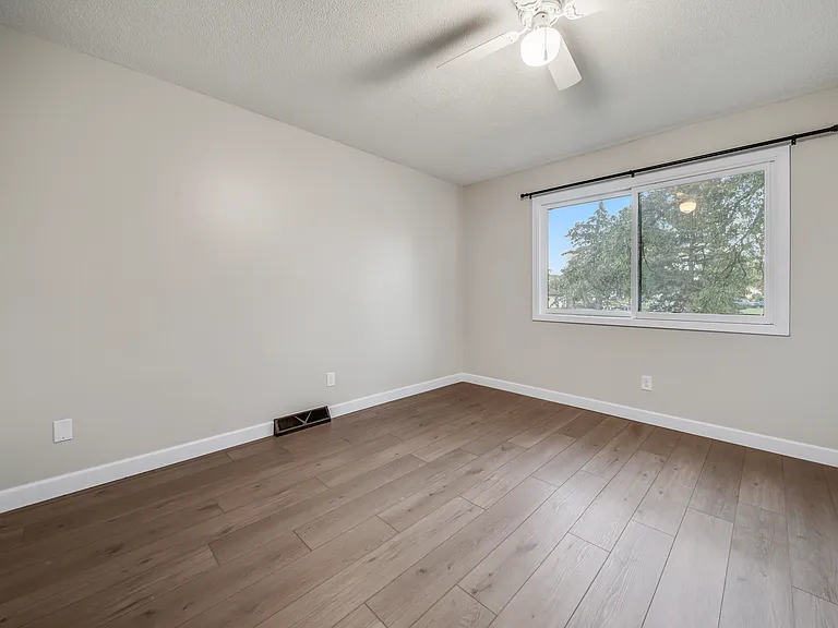 7416 Candlewood Dr N — Photo 19