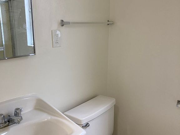 5th image of 917 E 1st St APT I
