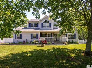 3 Sommerset Dr, Yaphank, NY 11980