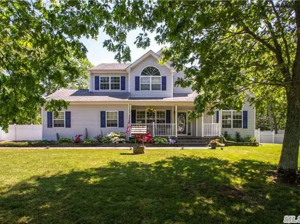 3 Sommerset Dr, Yaphank, NY 11980