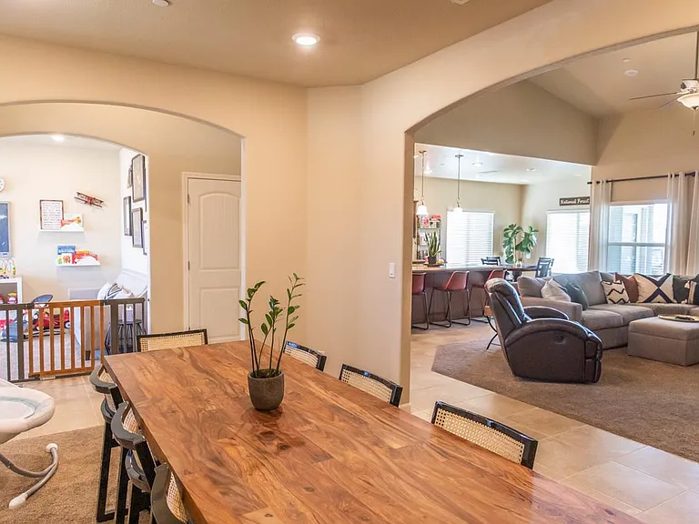 2327 W Queens Way — Photo 8