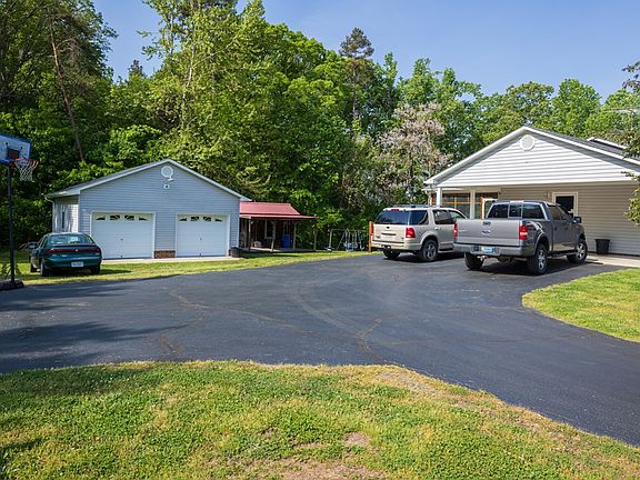 5th image of 1021 Bradley Creek Rd
