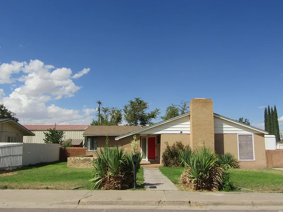 706 W Mann Ave