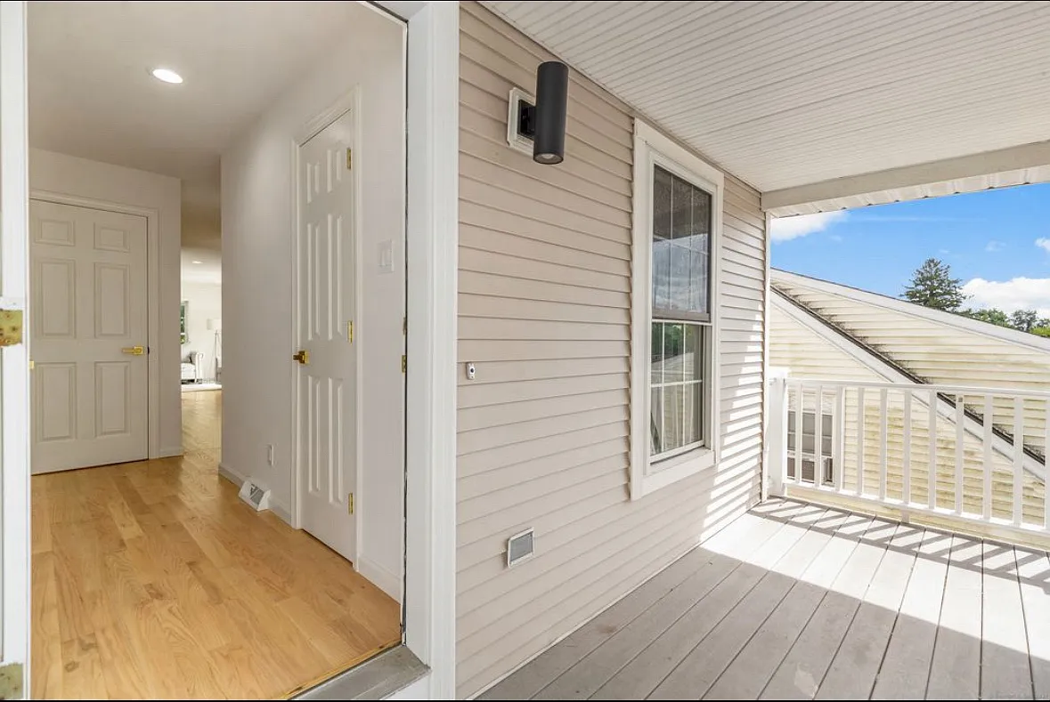 3 bed, 2.5 bath, 1426 sqft, $7,000 — Photo 2
