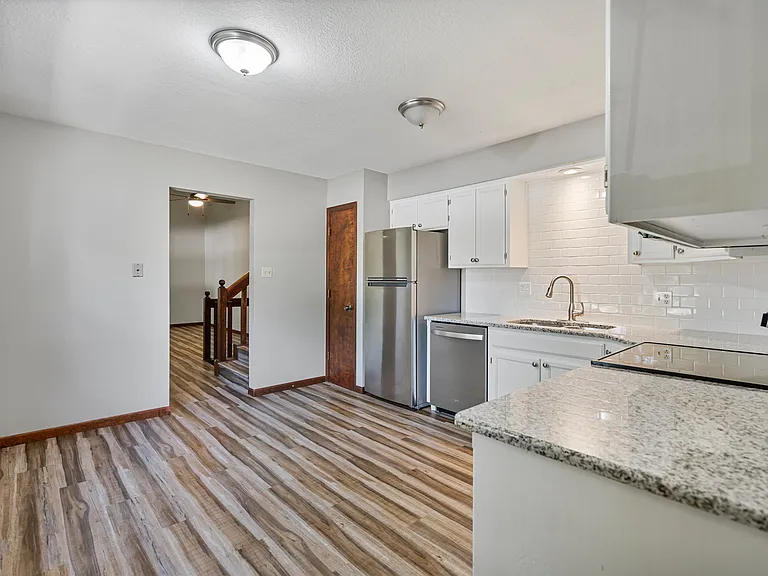 2834 SW Glenside Ct — Photo 8