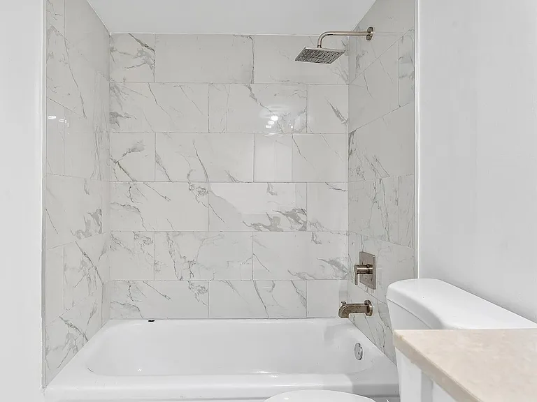 1052 Hythe Pl #C — Photo 8