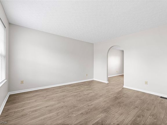 5th image of 328 Regency Ave