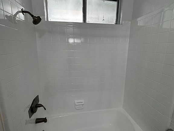 3rd image of 510 N Harvard Blvd APT 2