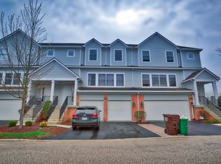 9059 Falcon Greens Dr, Crystal Lake, IL 60014