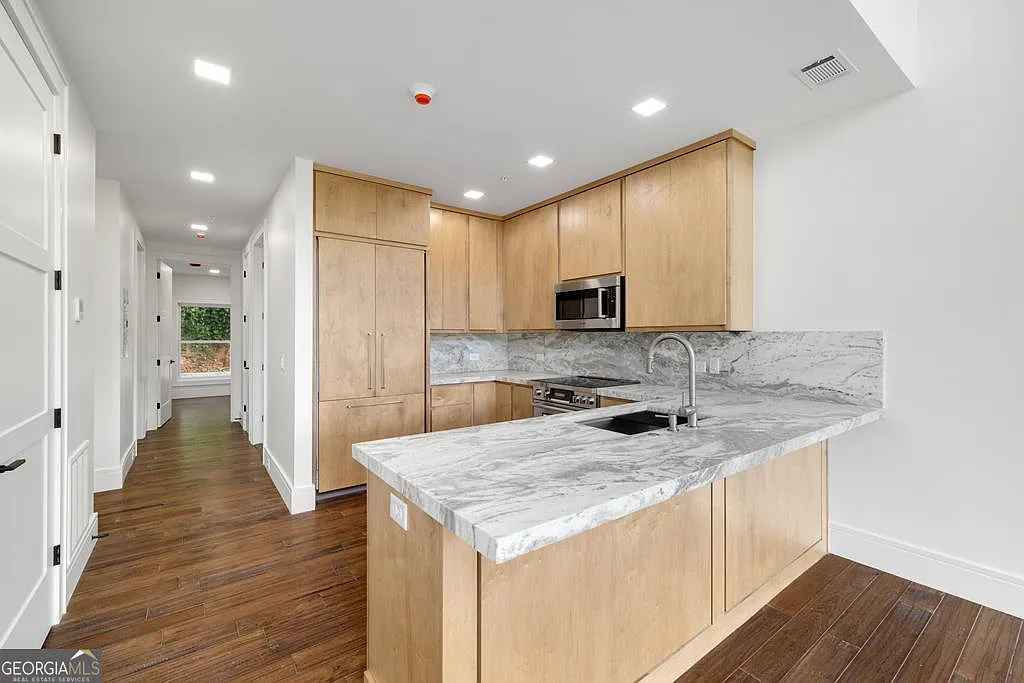 4 bed, 3.0 bath, 2316 sqft, $3,250 — Photo 3