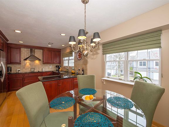 3rd image of 100 Lakebridge Dr N