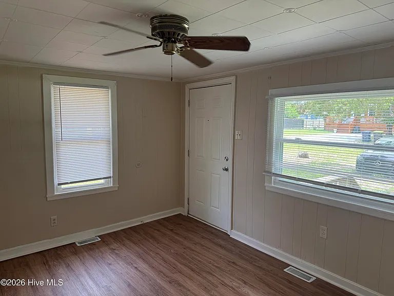 2306 Bay St — Photo 4