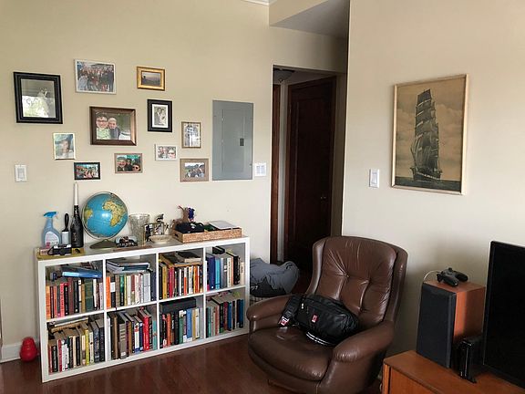 3rd image of 7359 N Greenview Ave APT 2N