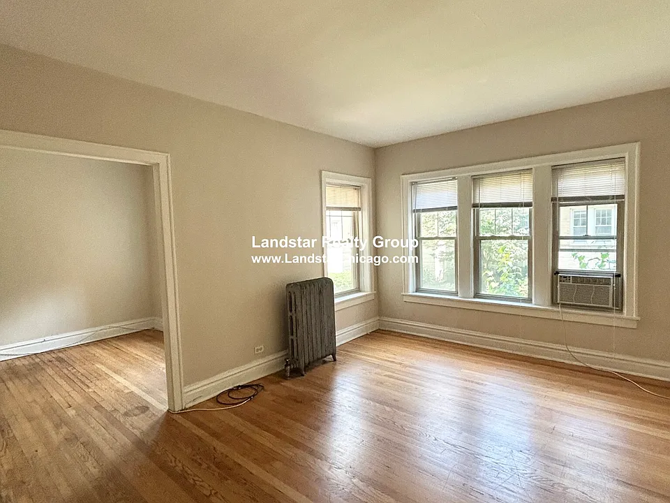 916 Reba Pl #1N