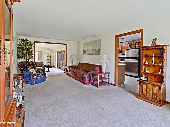 4th image of 253 N Niantic Dr