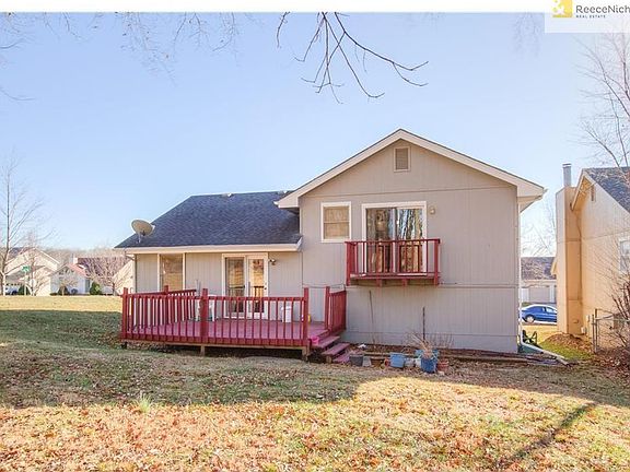 Large lower deck and separate deck off the master