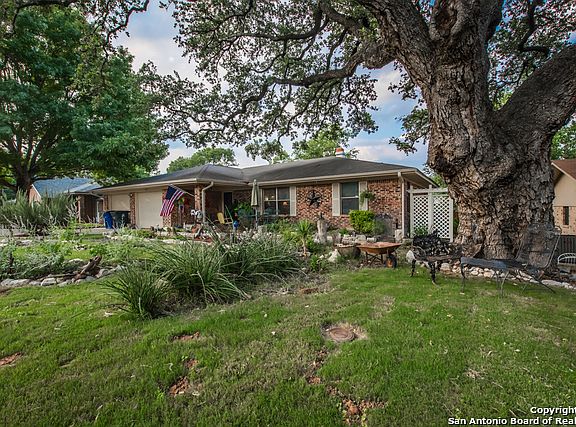 3rd image of 972 SPRING HILL DR