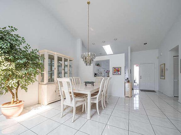5th image of 5690 Royal Lake Cir