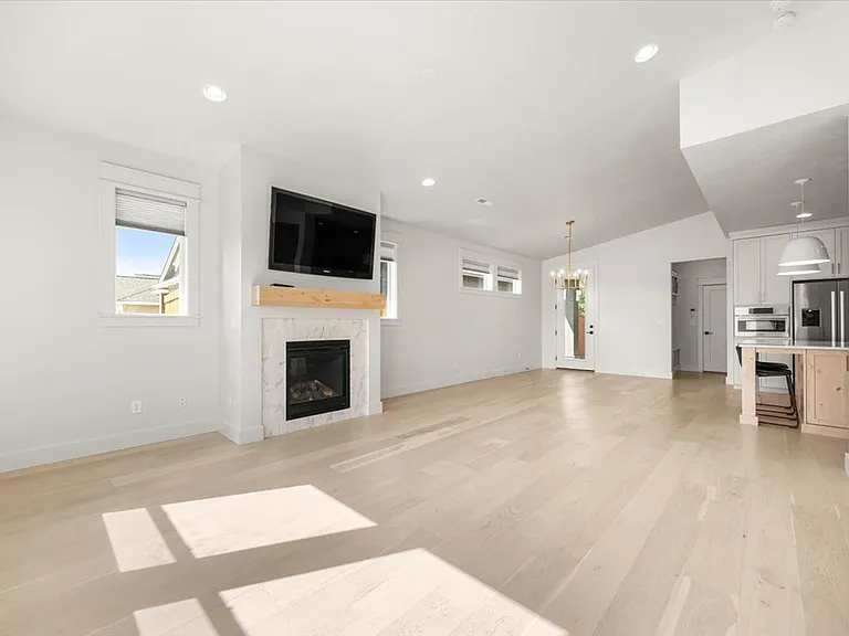 555 S Proctor Ln — Photo 7