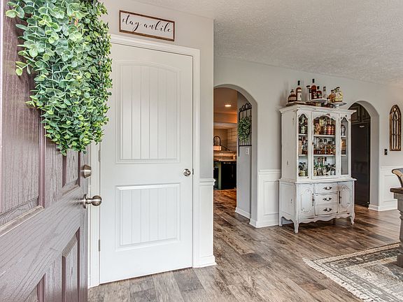 3rd image of 1915 Debonair Ln