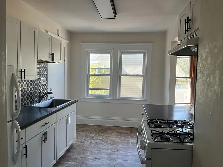 104 Helen St — Photo 11