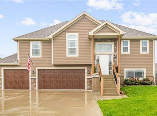 836 N Hickory Dr, Tonganoxie, KS 66086