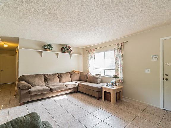 3rd image of 828 Raven Ave