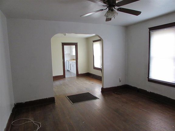 4th image of 822 N Greenbrier Ave