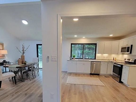 3rd image of 502 King James Ln