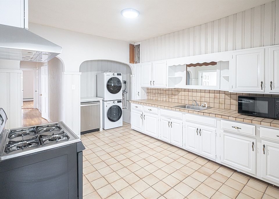 1st image of 20 Breed St APT 3