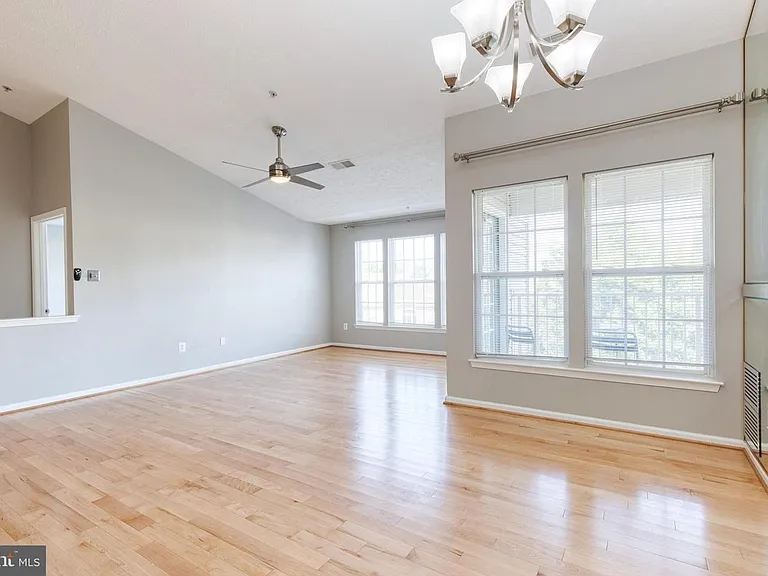 3021 Hunting Ridge Dr — Photo 5