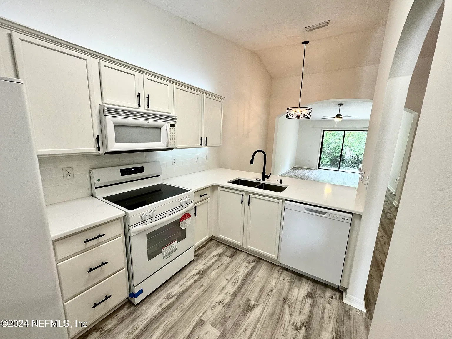 2 bed, 2.0 bath, 1008 sqft, $1,595 — Photo 2