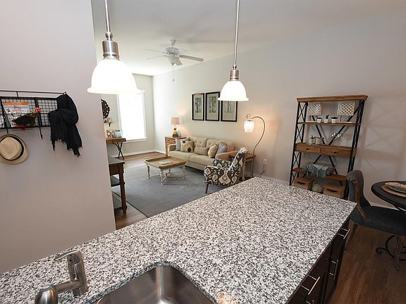 5th image of 3400 Briarcliff Dr #3404-B