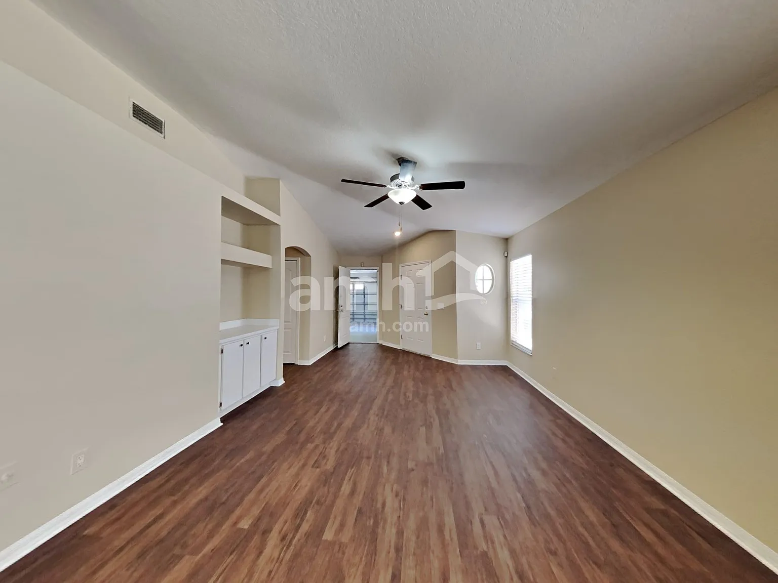 3 bed, 2.0 bath, 1319 sqft, $2,070 — Photo 4