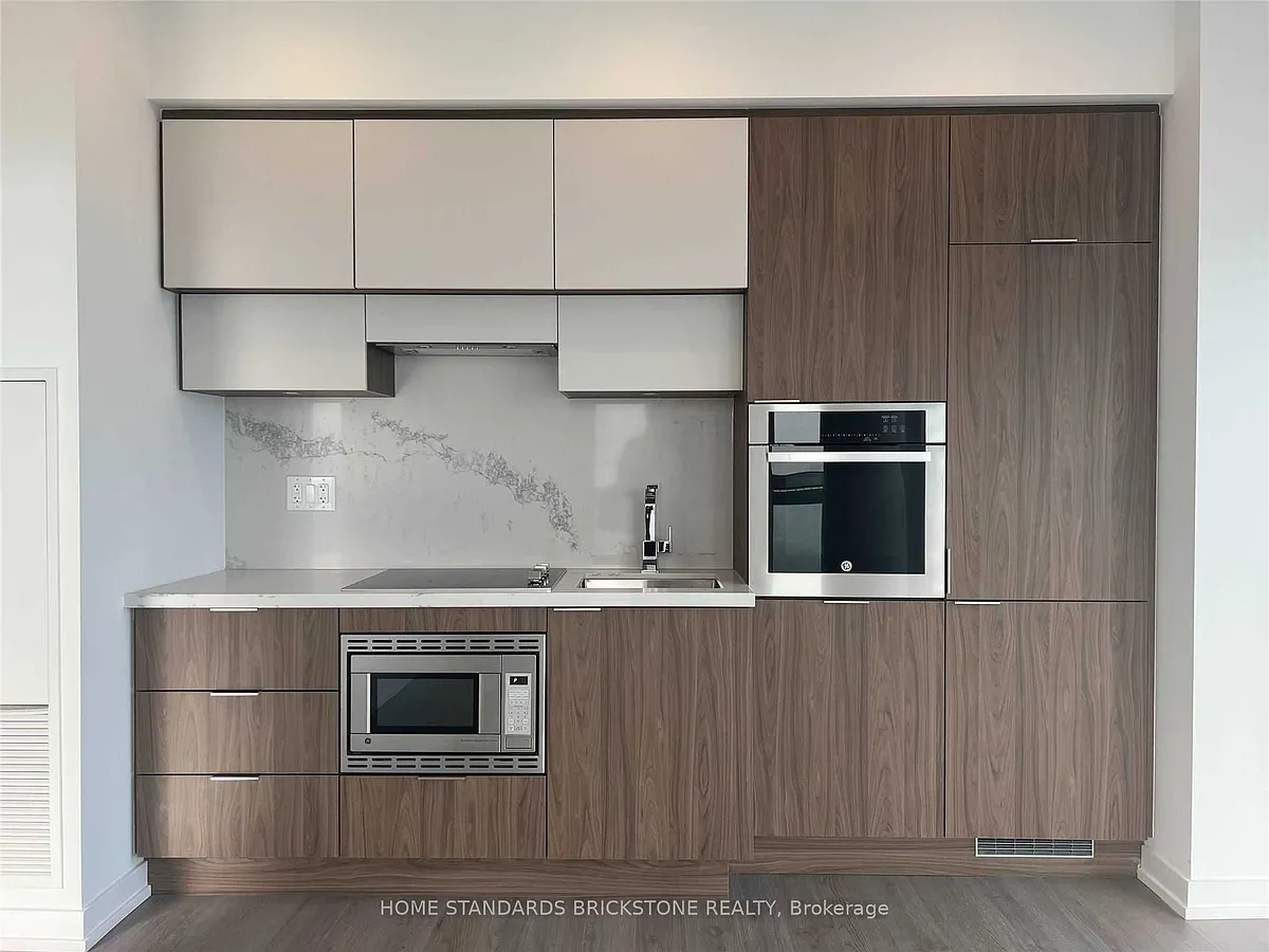 Building Photo - 39 Roehampton Ave #2403